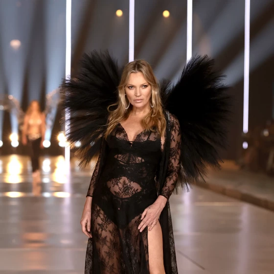 Kate Moss, Victoria’s Secret Podyumunda İkonik Geri Dönüşünü Yaptı